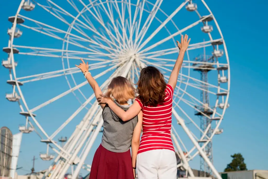 femmes-sans-encombrement-au-parc-d-attraction-grace-aux-casiers-connectés